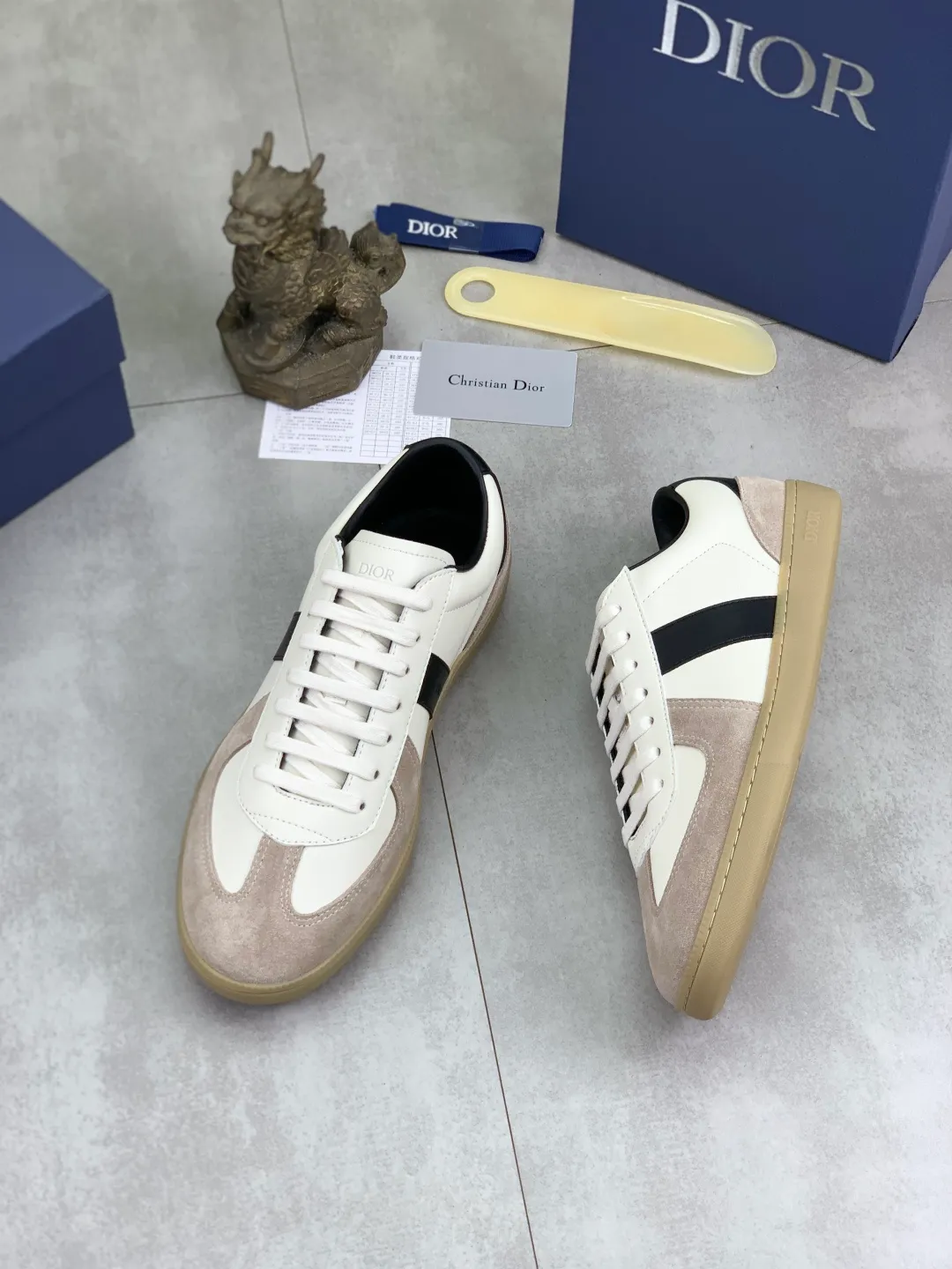Men's shoes 💰P360 New Dior B01 moral training shoes, white first-layer cowhide, original molded outsole. New to the fall collection, this sneaker marks the return of a Dior classic, reinterpreted in a stylish and elegant silhouette. Crafted from white smooth first-grain cowhide with a tonal silk sheepskin lining, it features the Dior logo on the tongue and inner sides, and a CD icon on the heel. Paired with Tpu anti-slip soles of the same color, it can be matched with various styles to create a sophisticated look.  Code number: 38-44
